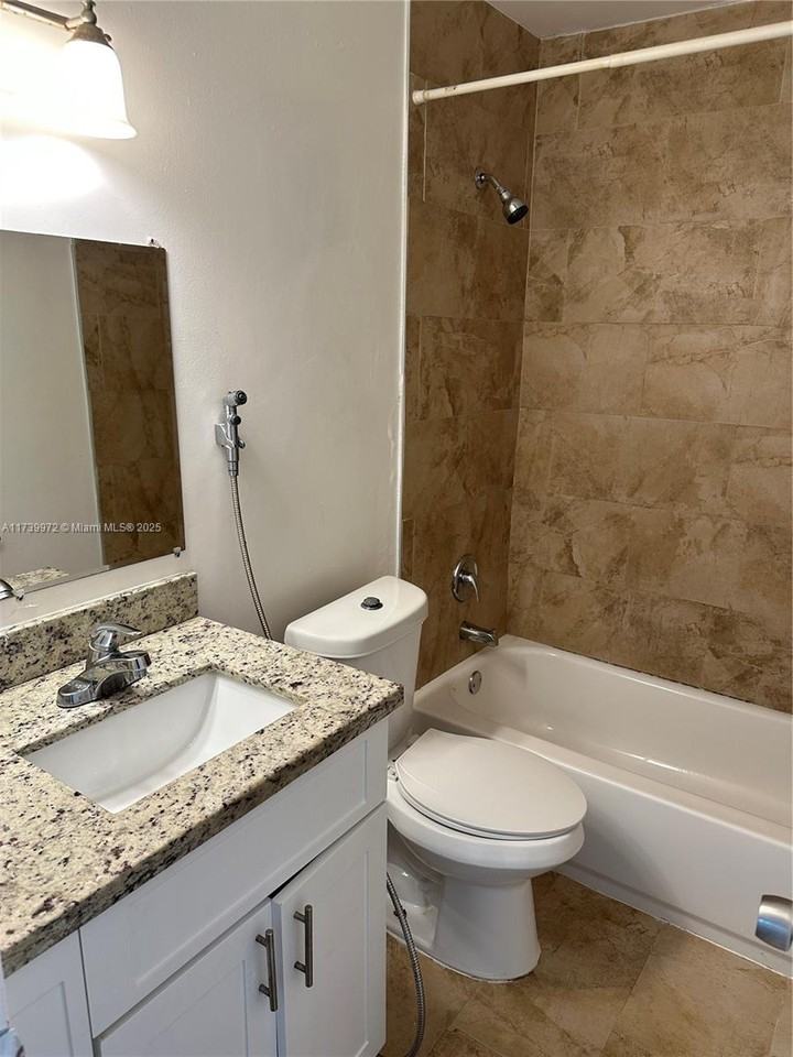 1541 Nw 2nd St #C - Photo 3 of 8