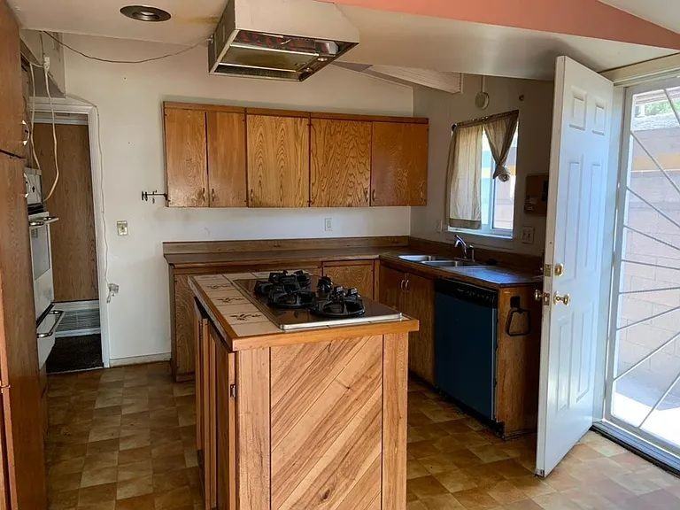 1039 N Barston Ave - Photo 2 of 9