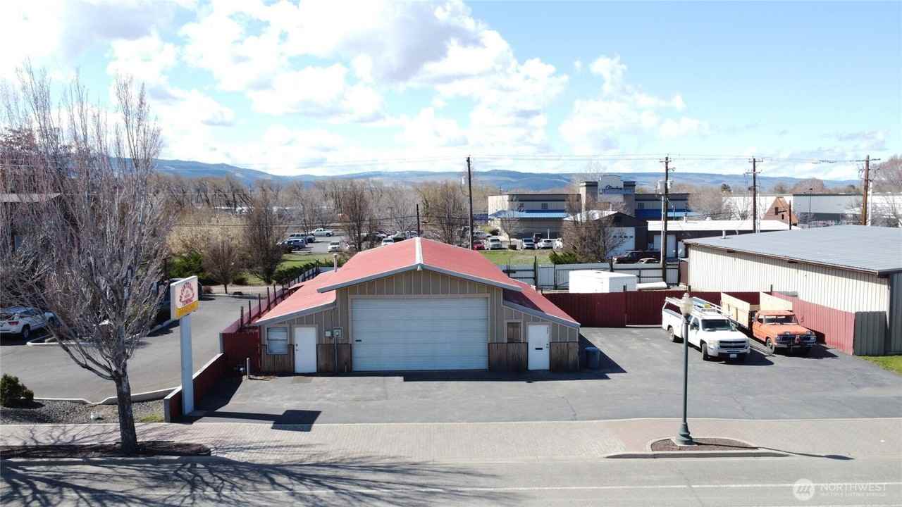 305 S Water St - Photo 2 of 3