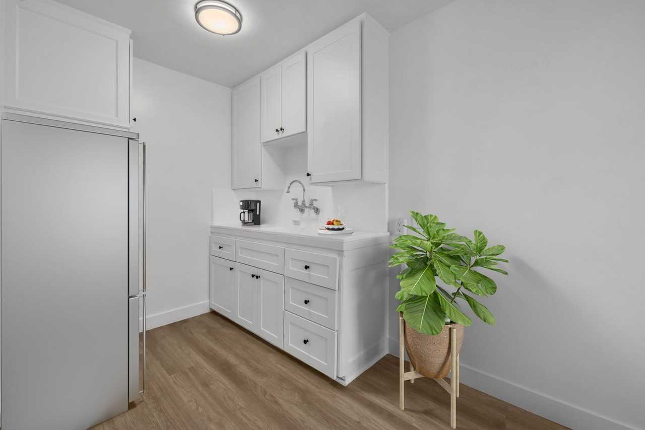 3207 E 2nd St #5 - Photo 4 of 10