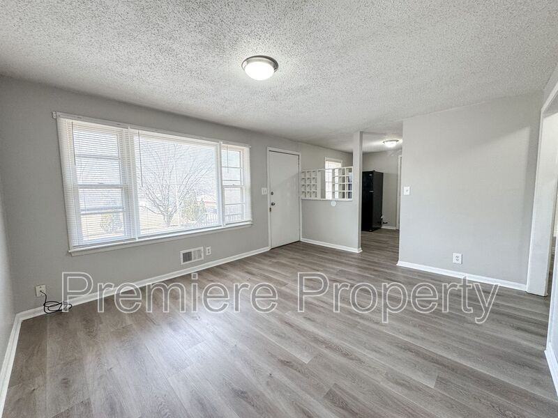 2503 S Vermont Ave - Photo 3 of 8