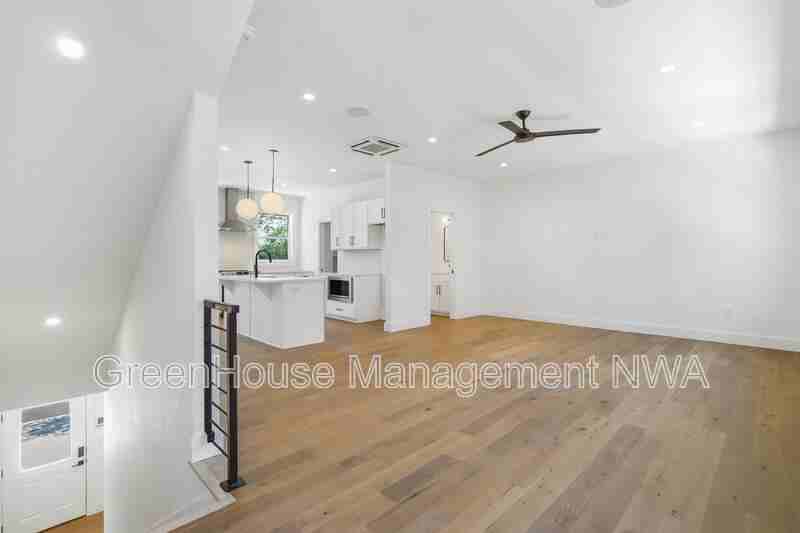 620 Sw Bluebird Aly - Photo 2 of 28