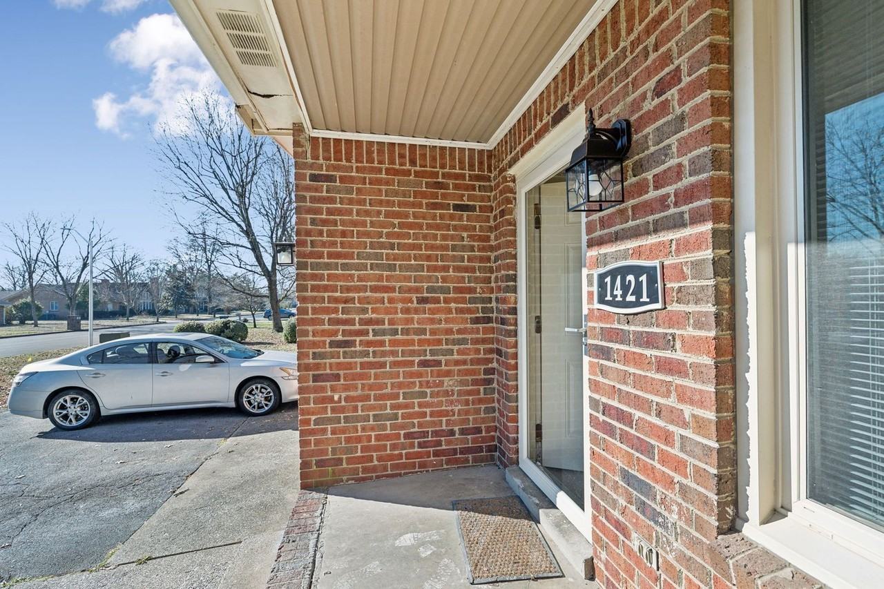 1421 Huntington Dr - Photo 3 of 30