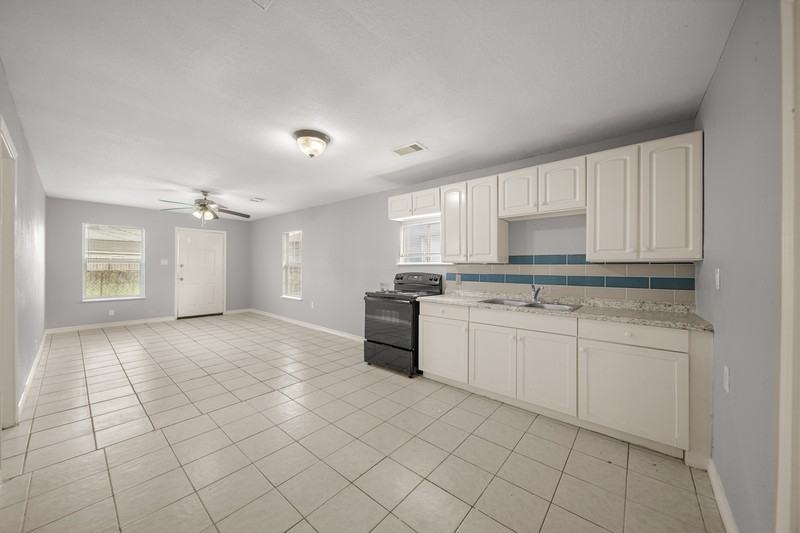 310 Terminal St - Photo 2 of 29
