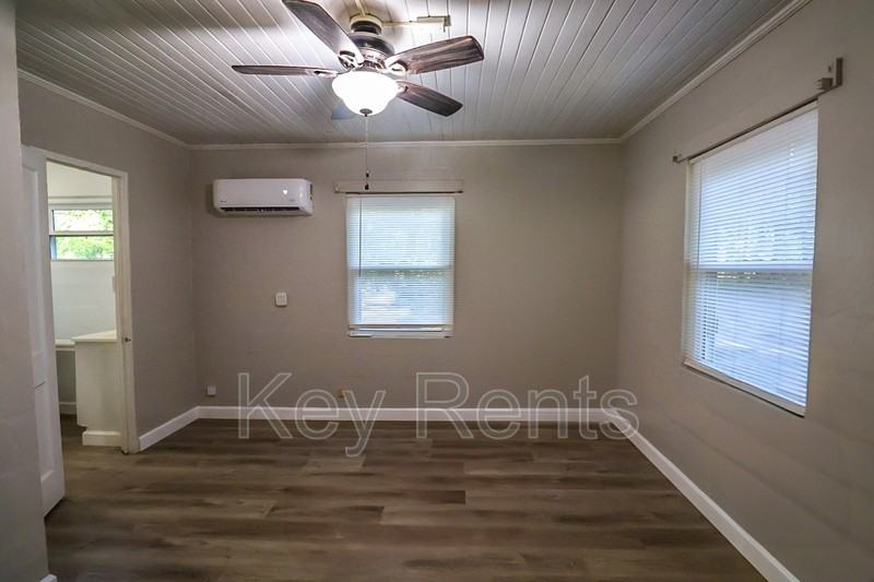 9759 Cove Ave - Photo 5 of 7