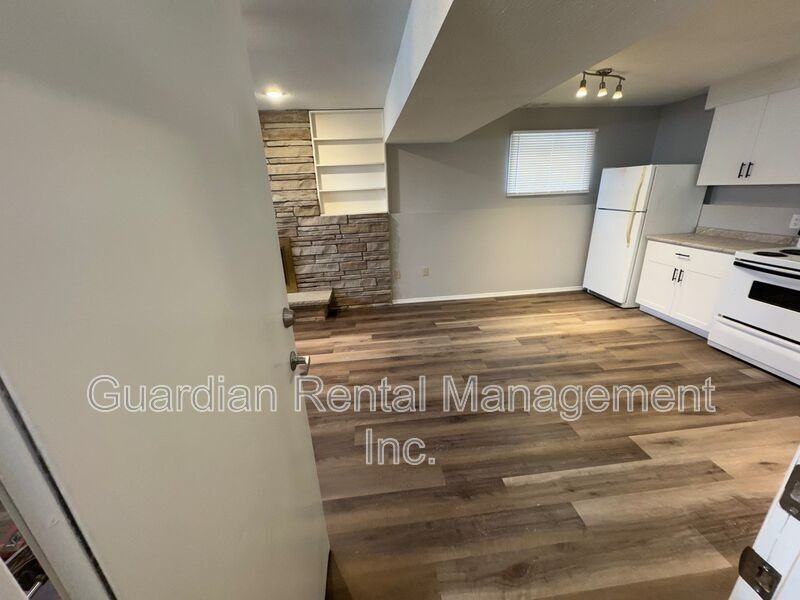 946 John St - Photo 3 of 12