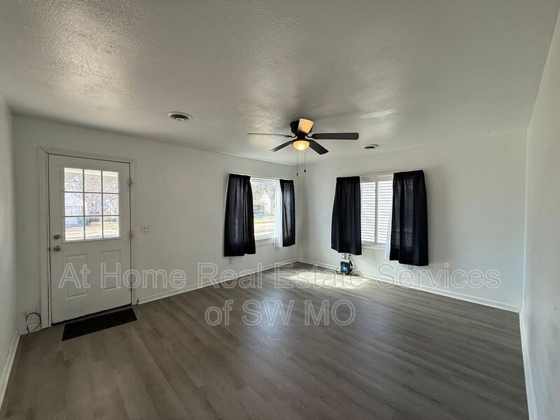 1731 W Walnut St - Photo 2 of 9