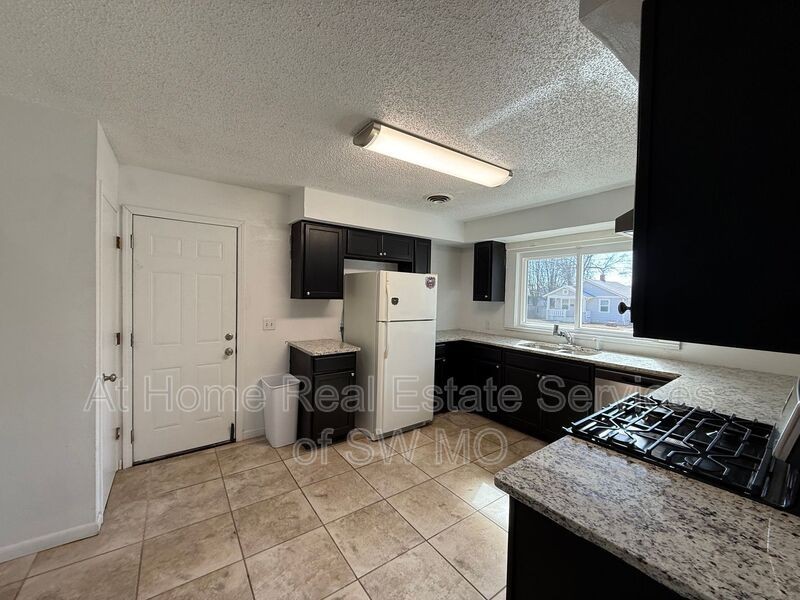 1731 W Walnut St - Photo 3 of 9