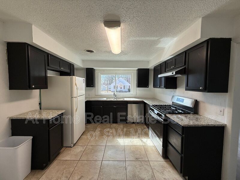 1731 W Walnut St - Photo 4 of 9