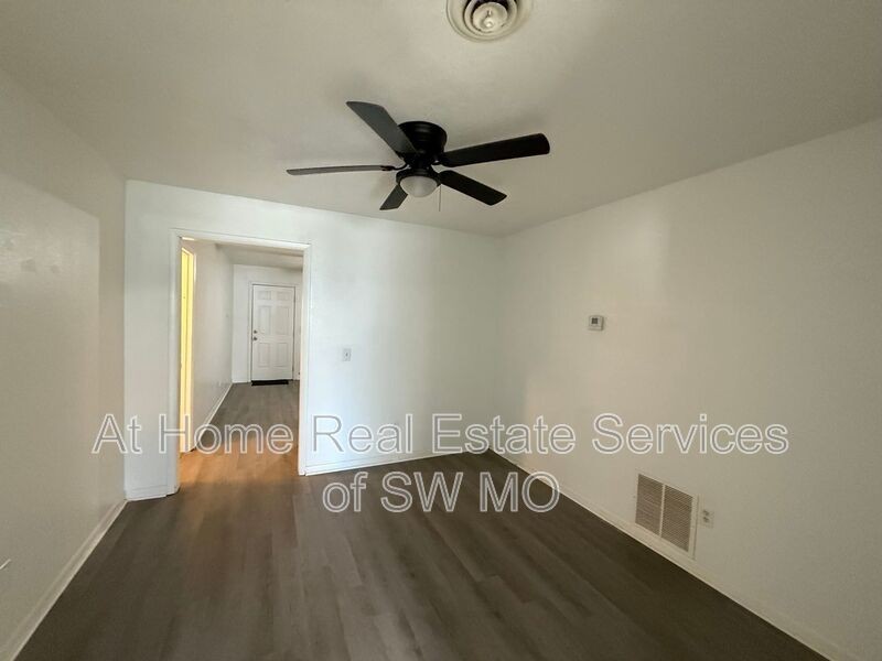 1731 W Walnut St - Photo 5 of 9