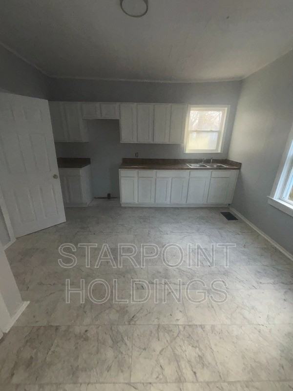 1625 2nd Ave - Photo 3 of 10