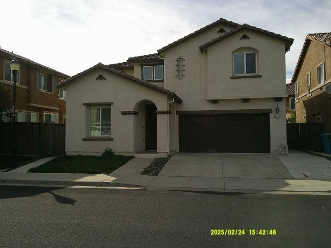 1135 Dartmouth Cir - Photo 2 of 32