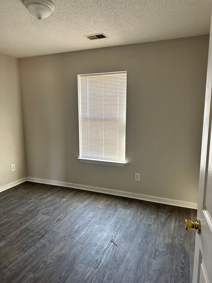 168 Stonewood Crossing Dr - Photo 2 of 5