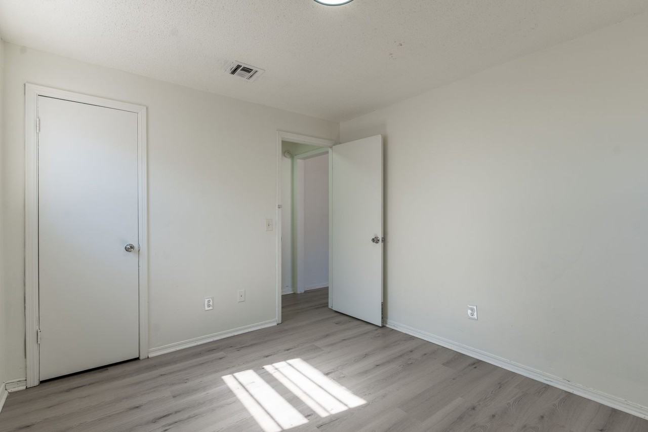 5113 S Briarwood Dr - Photo 3 of 25