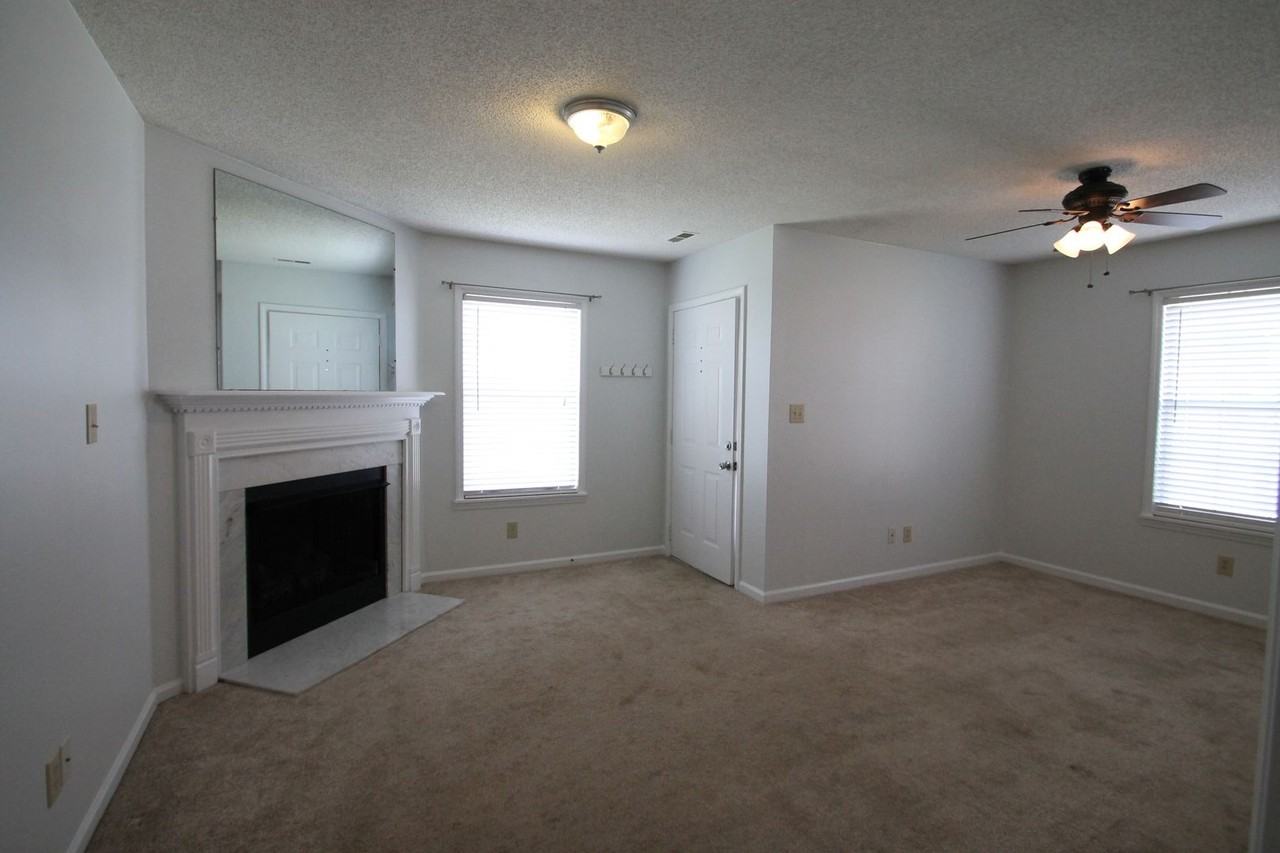 1077 Farm Pond Ln - Photo 2 of 12