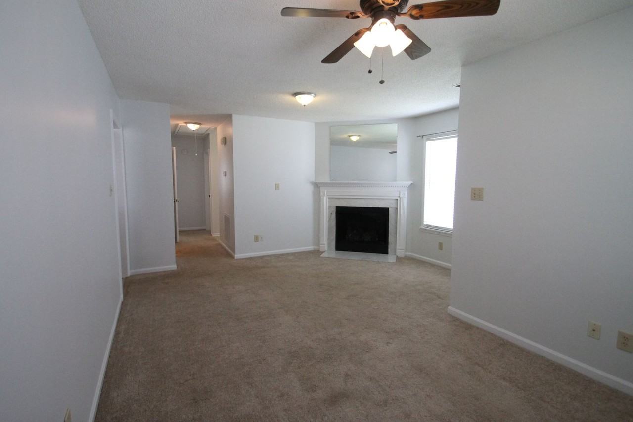 1077 Farm Pond Ln - Photo 3 of 12