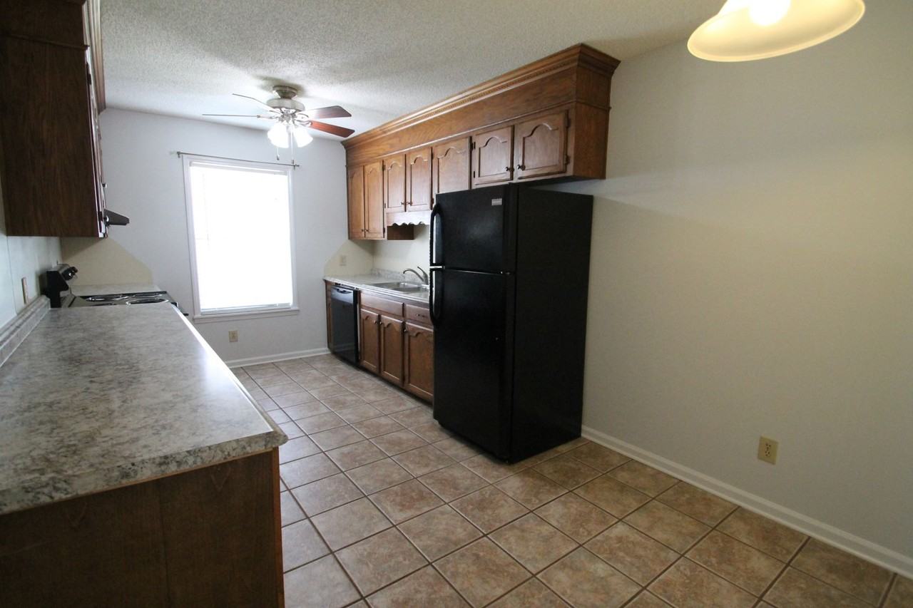 1077 Farm Pond Ln - Photo 4 of 12