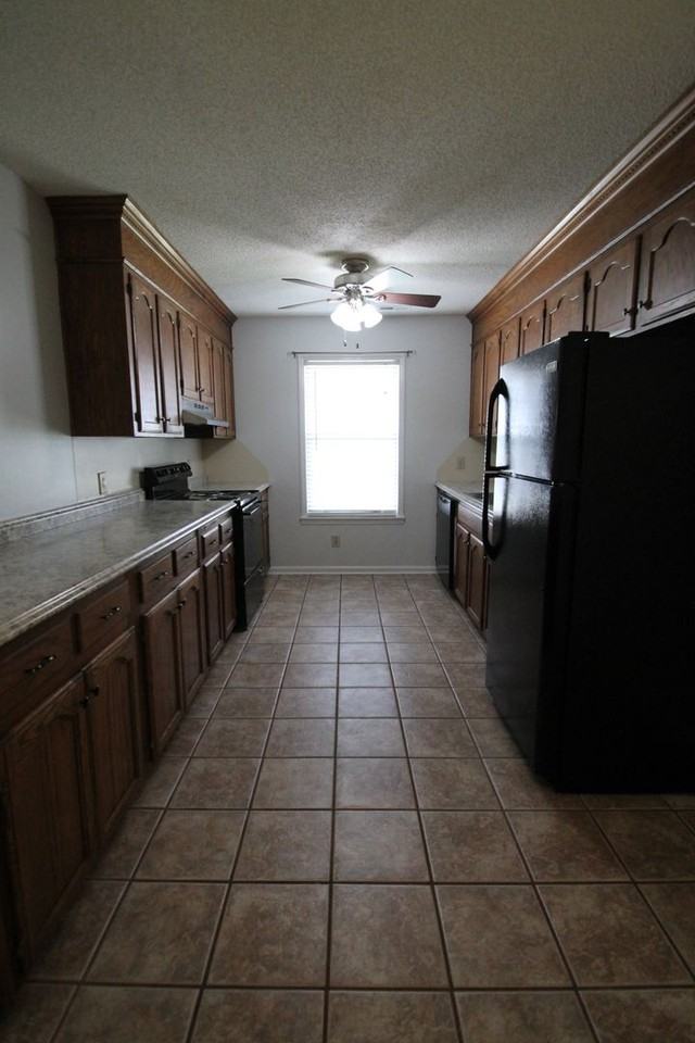1077 Farm Pond Ln - Photo 5 of 12