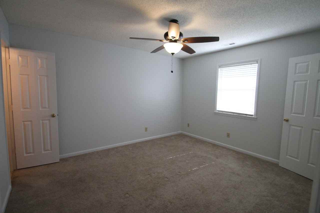 1077 Farm Pond Ln - Photo 7 of 12