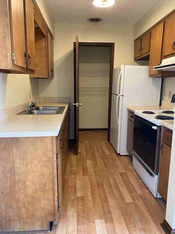 1625 Buttonwood Ct - Photo 3 of 7