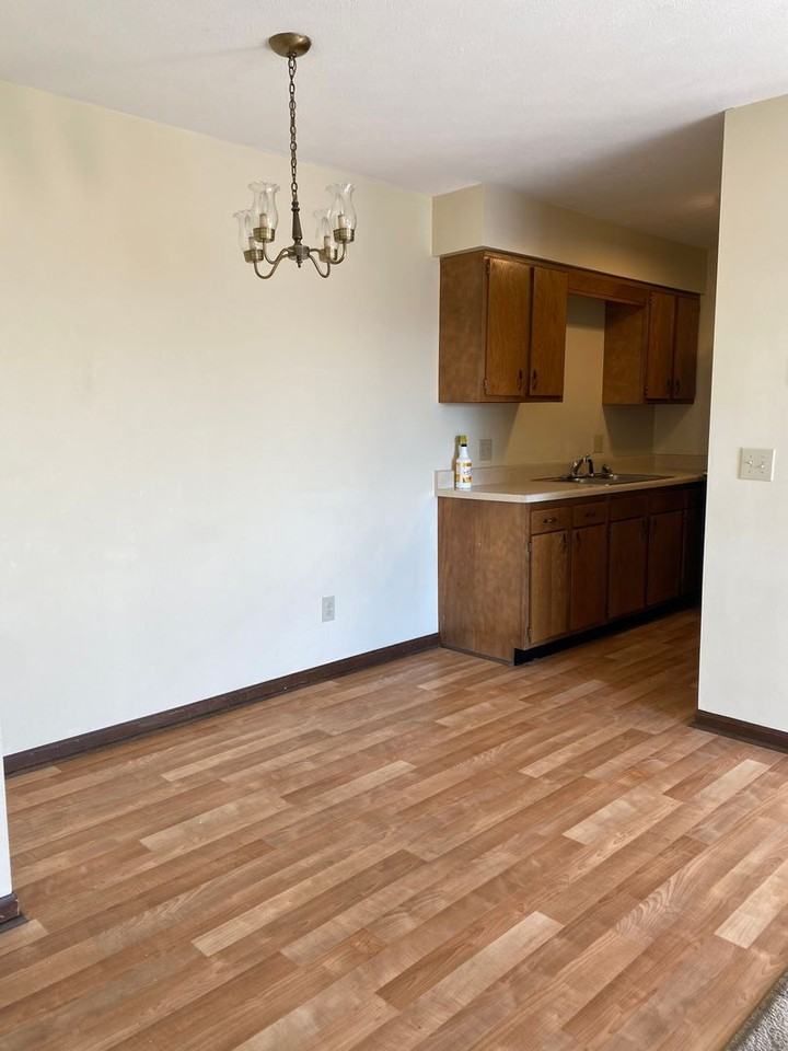 1625 Buttonwood Ct - Photo 5 of 7