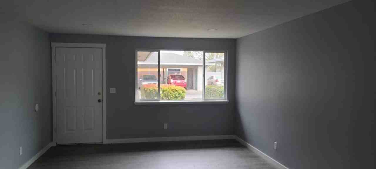 1558 Park Ave Ne - Photo 3 of 10