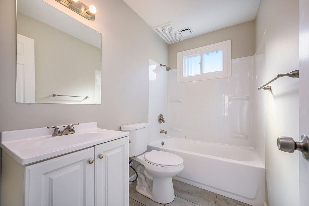 806 Ne 68th St - Photo 3 of 12