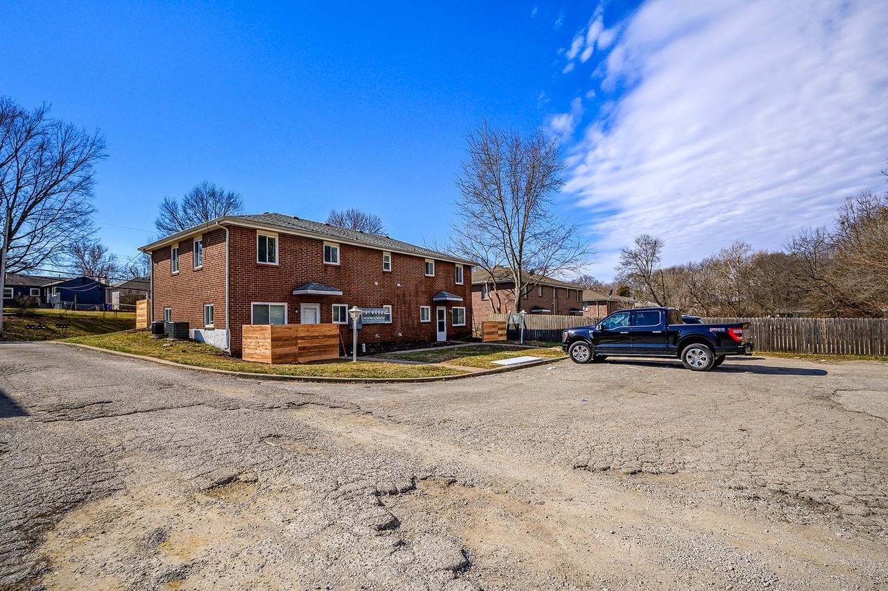 806 Ne 68th St - Photo 5 of 12