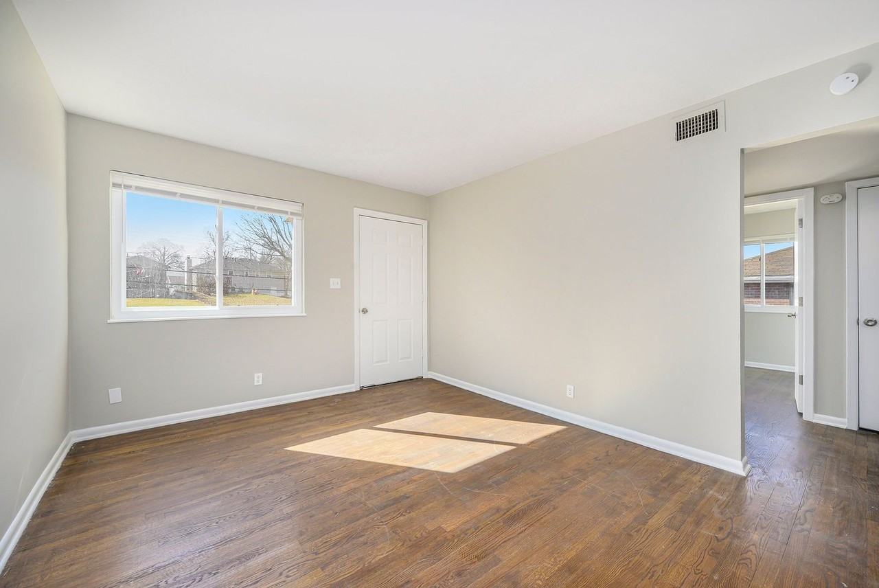 806 Ne 68th St - Photo 7 of 12