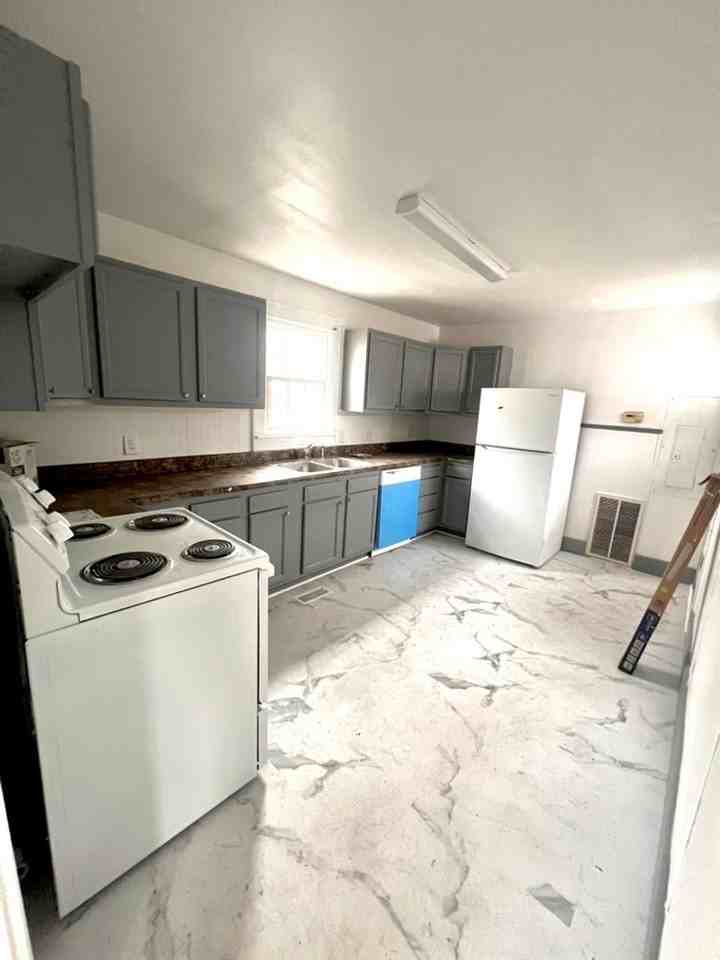 113 Gilbert St - Photo 3 of 10