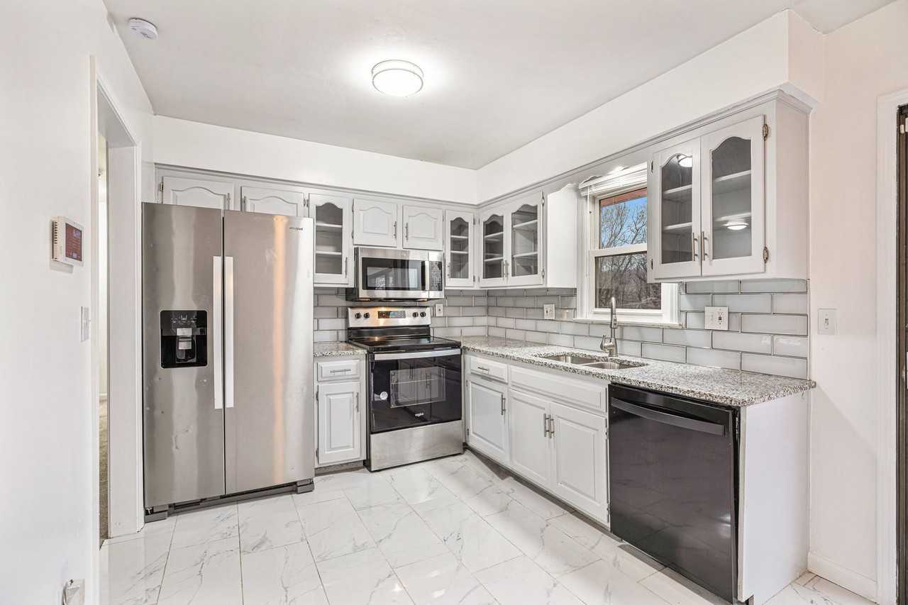 1208 S Mayview Ave - Photo 2 of 15