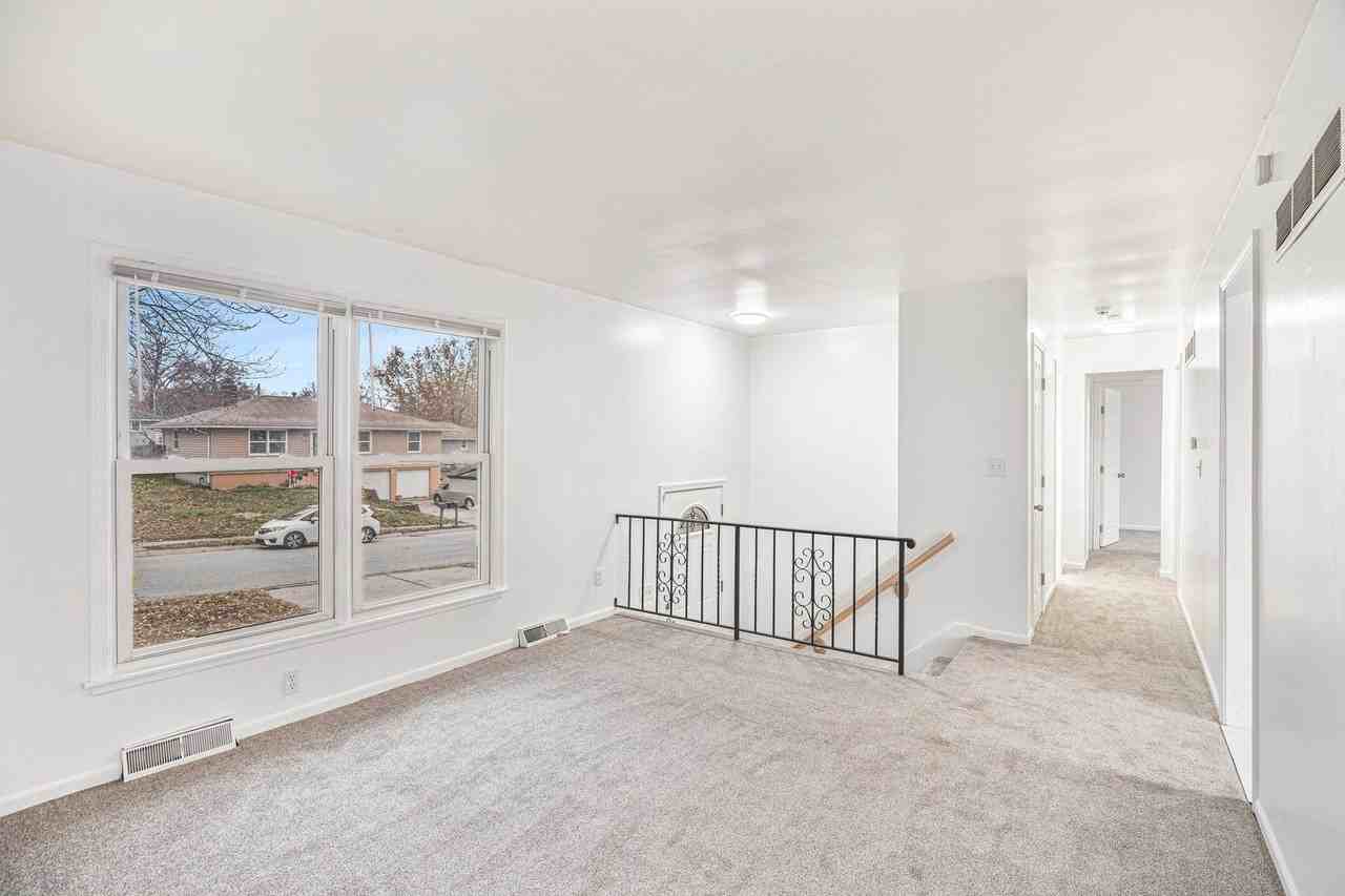 1208 S Mayview Ave - Photo 3 of 15