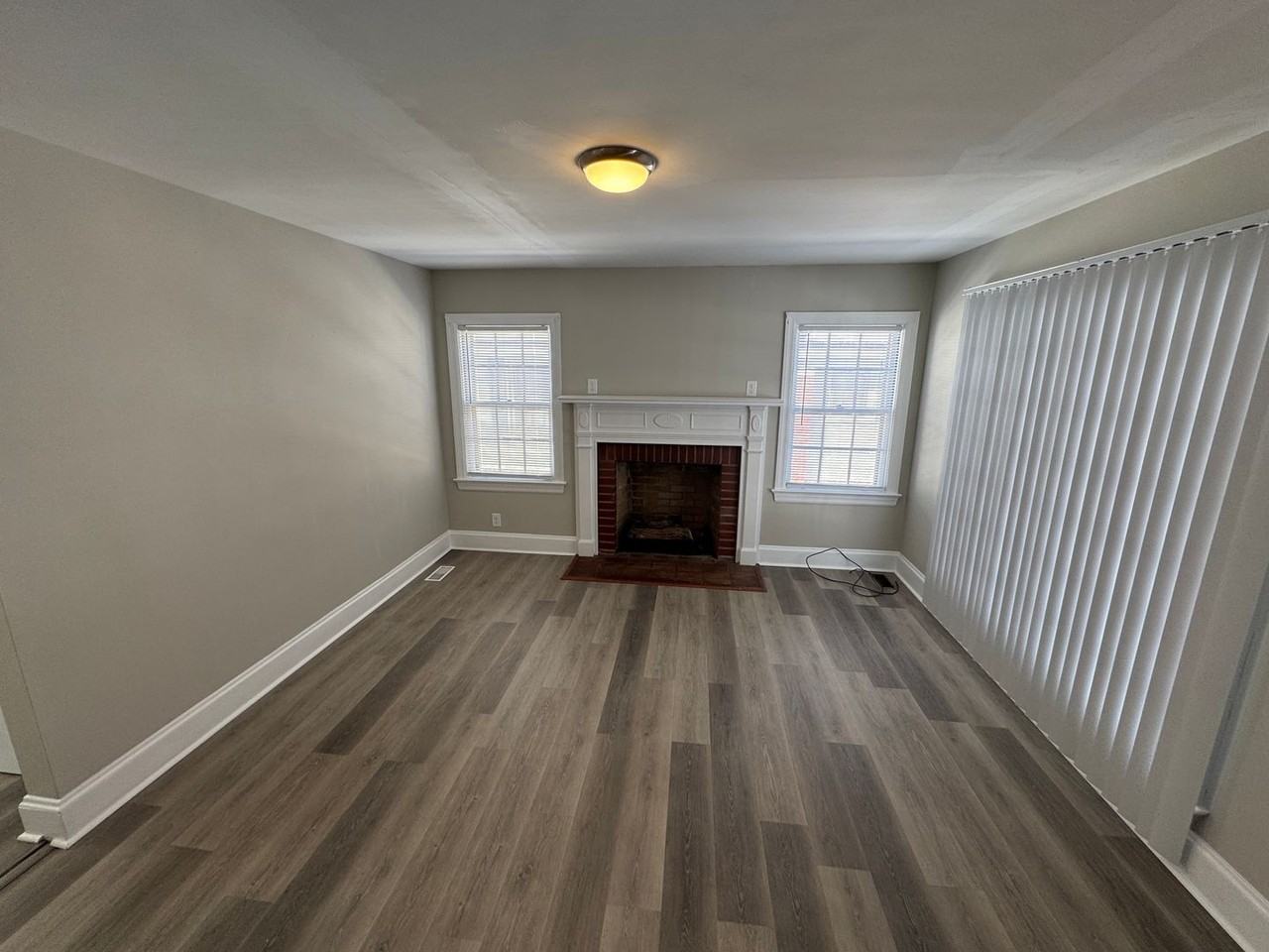 913 Paul St - Photo 2 of 12