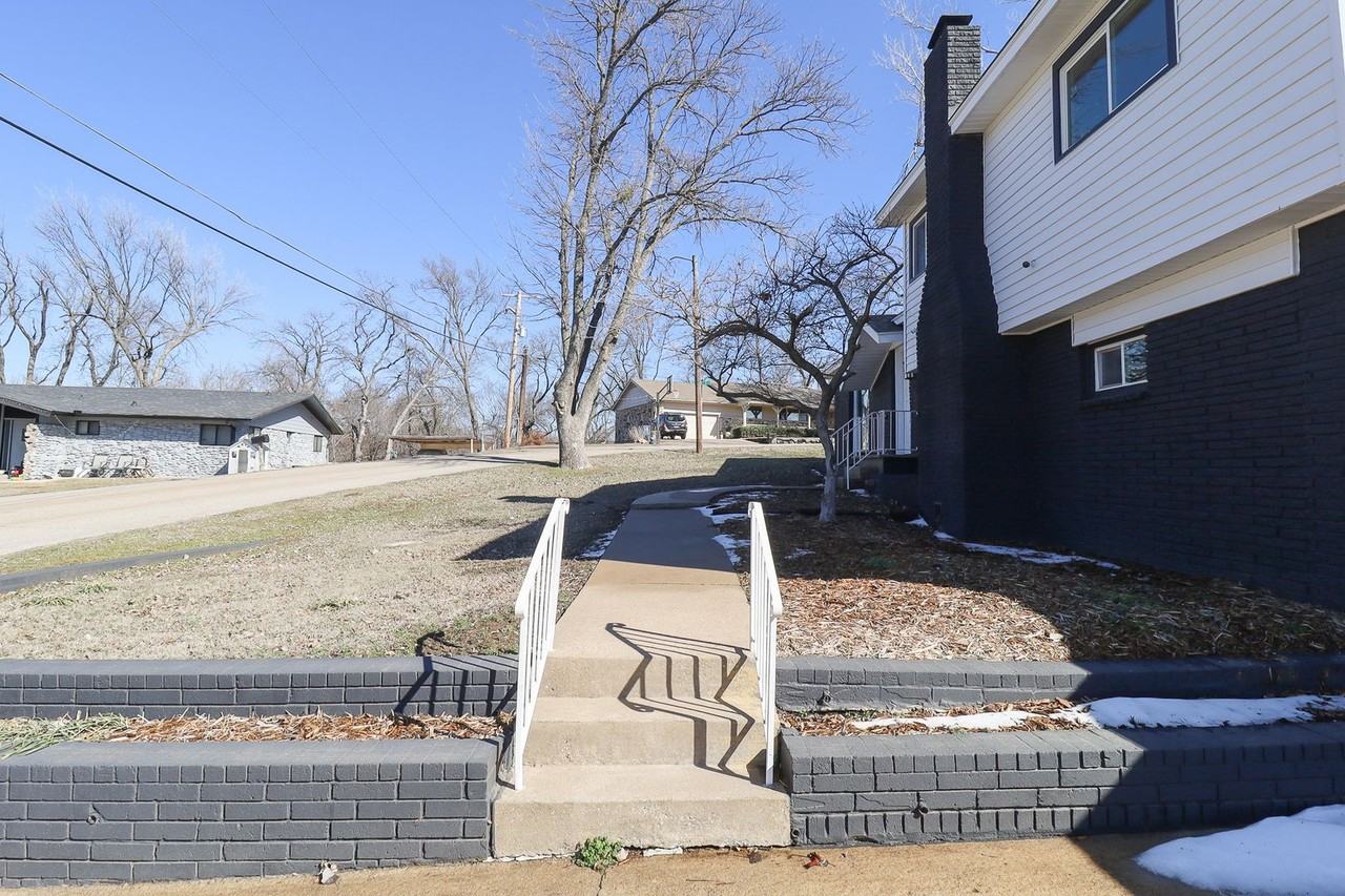 13832 E 12th St - Photo 3 of 35