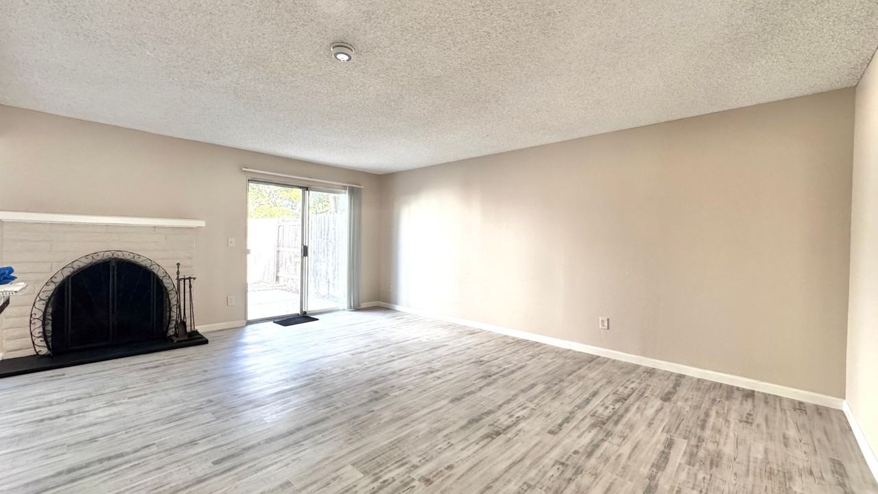 9847 Genesee Ave - Photo 5 of 34