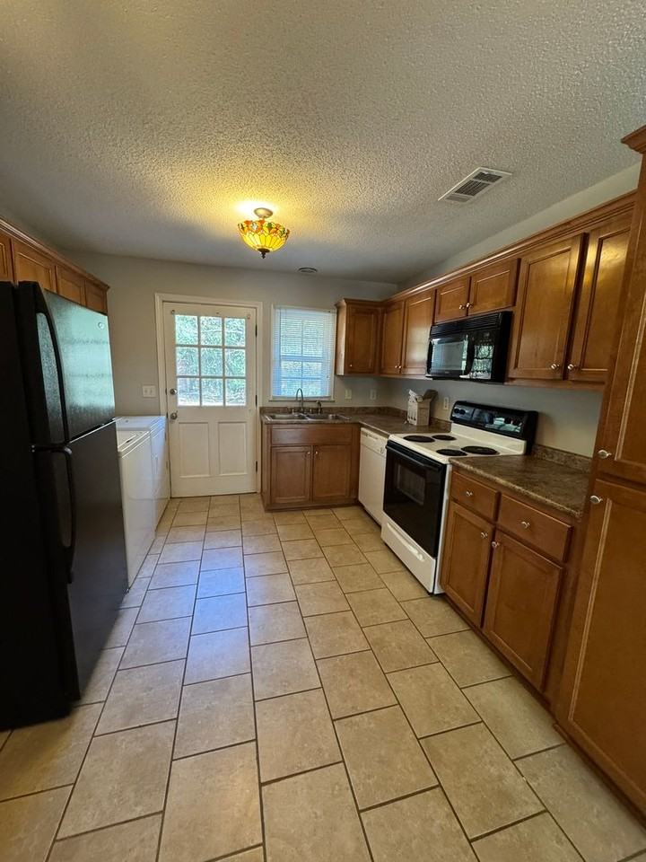 315 Brannen St #B - Photo 6 of 11