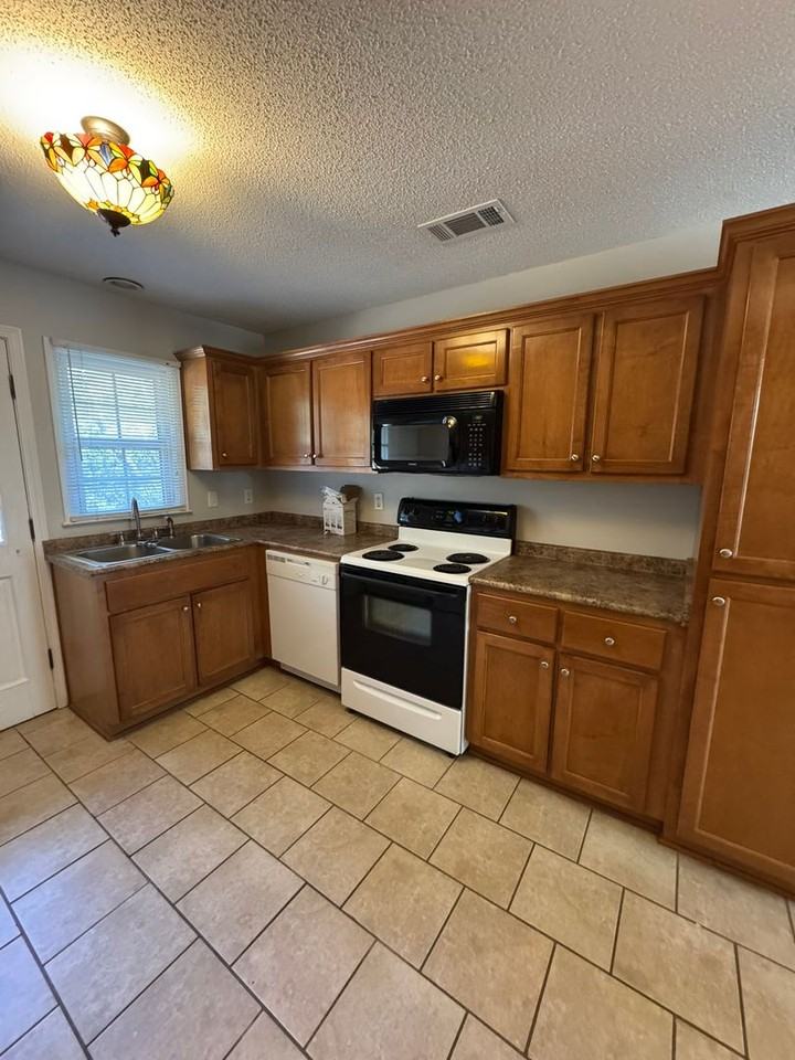 315 Brannen St #B - Photo 2 of 11