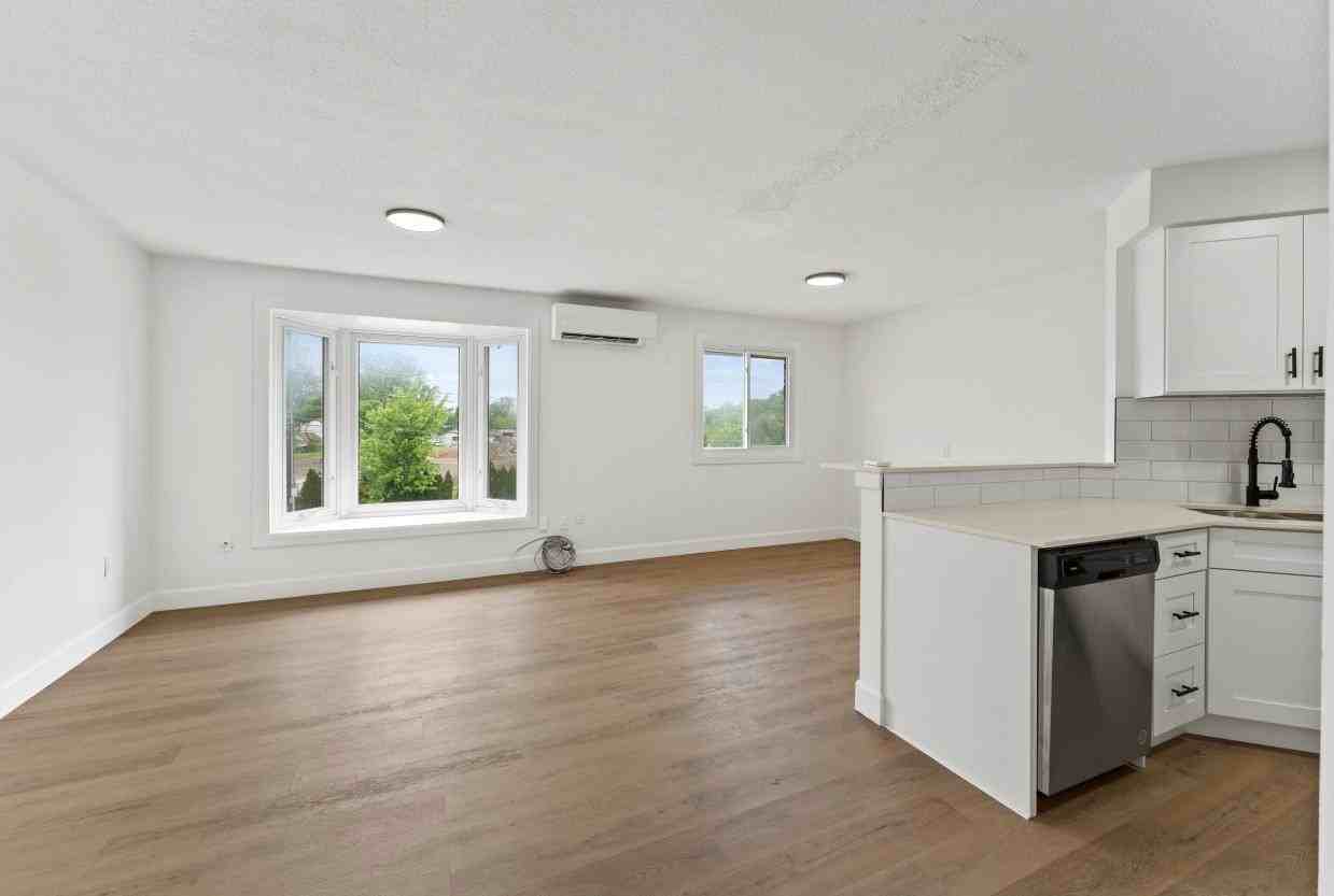 388 Park Avenue East - Photo 3 of 18