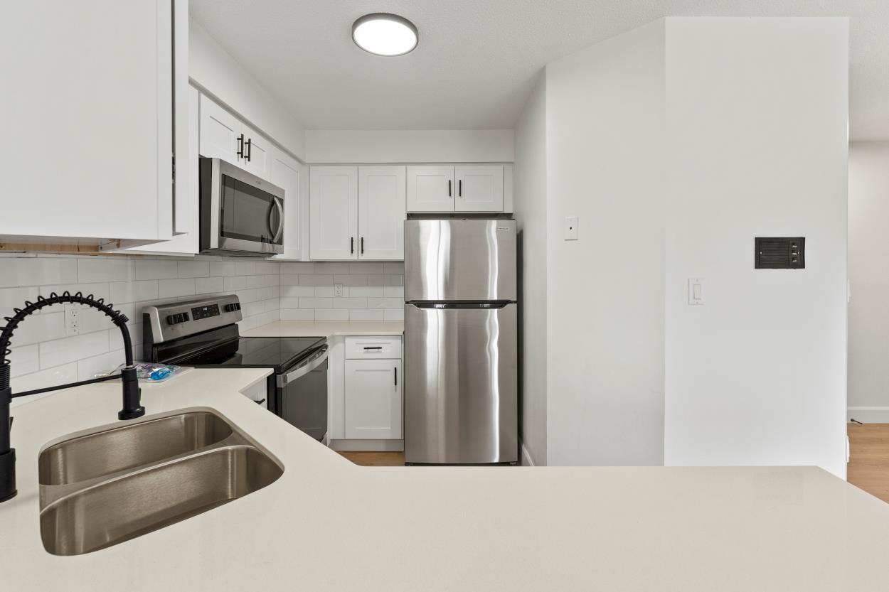 388 Park Avenue East - Photo 4 of 18