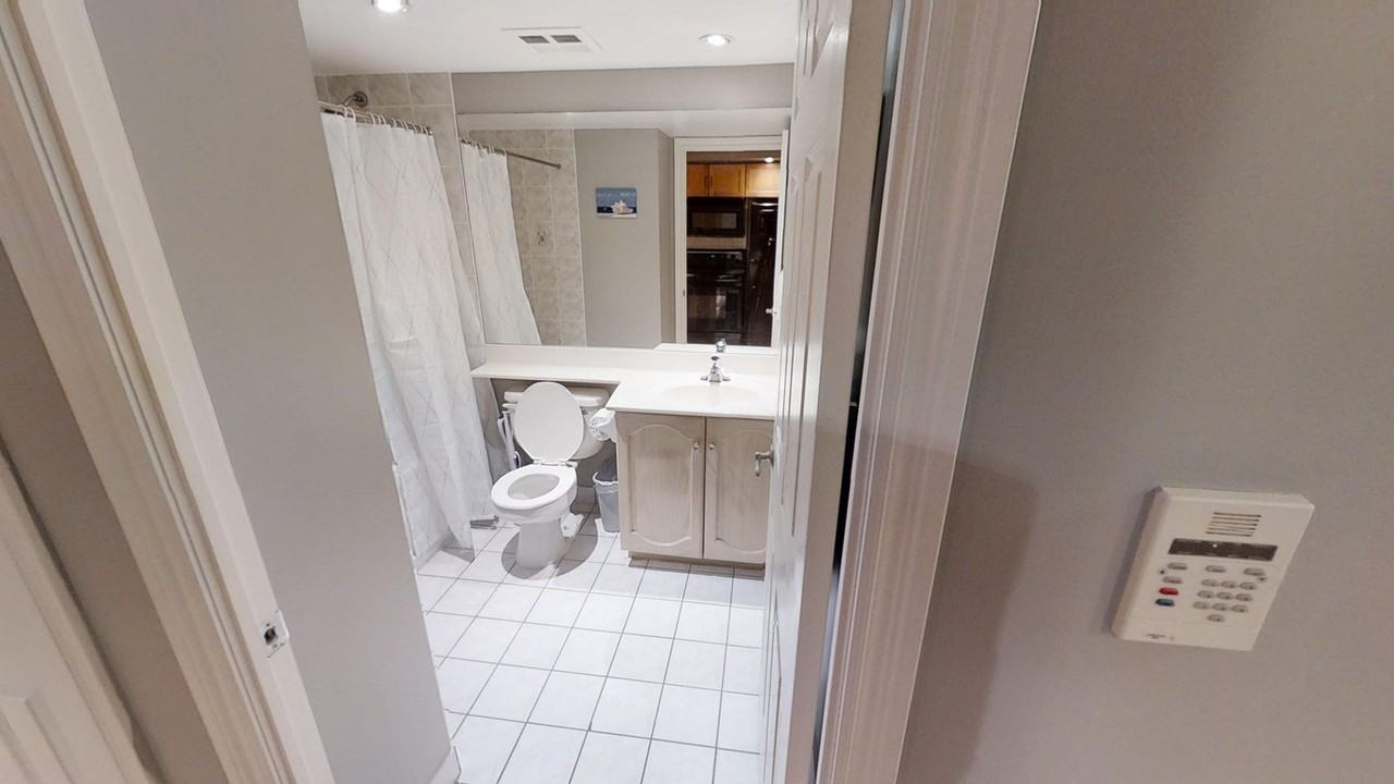 250 Wellington St W #1030918P - Photo 6 of 10