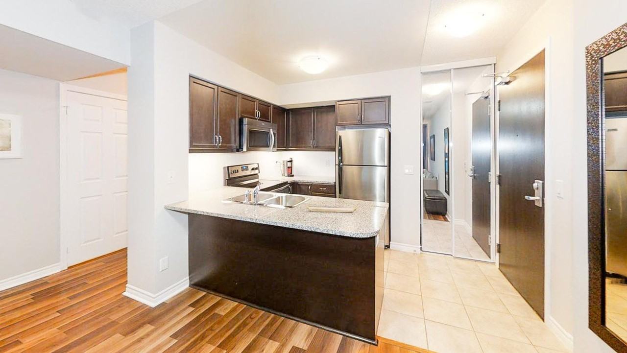 30 Grand Trunk Crescent #1031029P - Photo 6 of 8