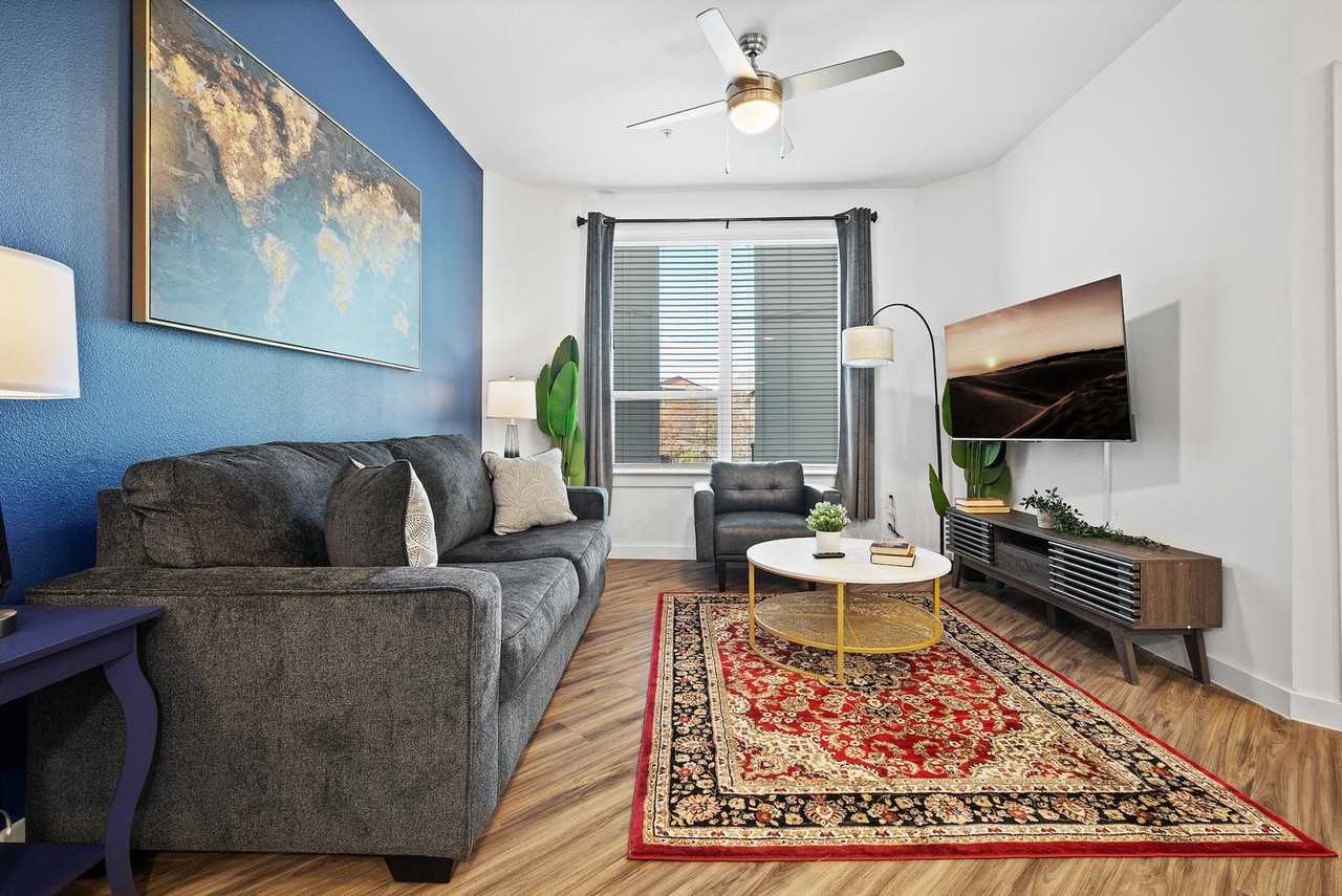 2425 East Riverside Drive - Photo 3 of 37