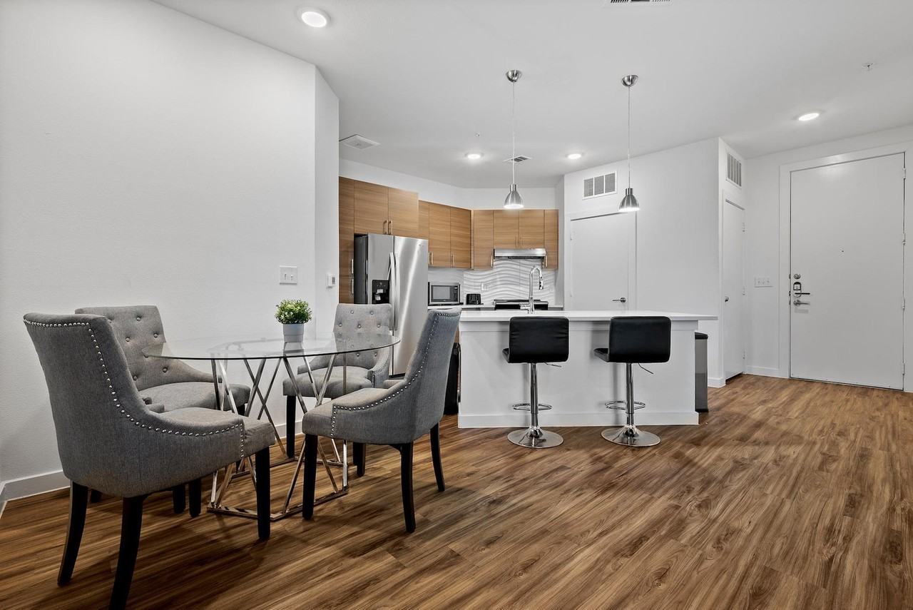 2425 East Riverside Drive - Photo 4 of 37