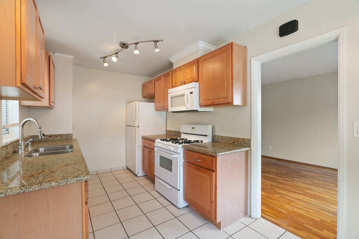 3012 Hawthorn St #3012 - Photo 3 of 12