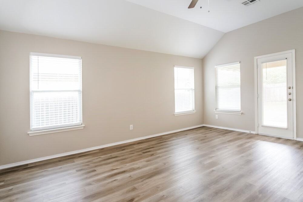 837 Clear Springs Holw - Photo 4 of 16
