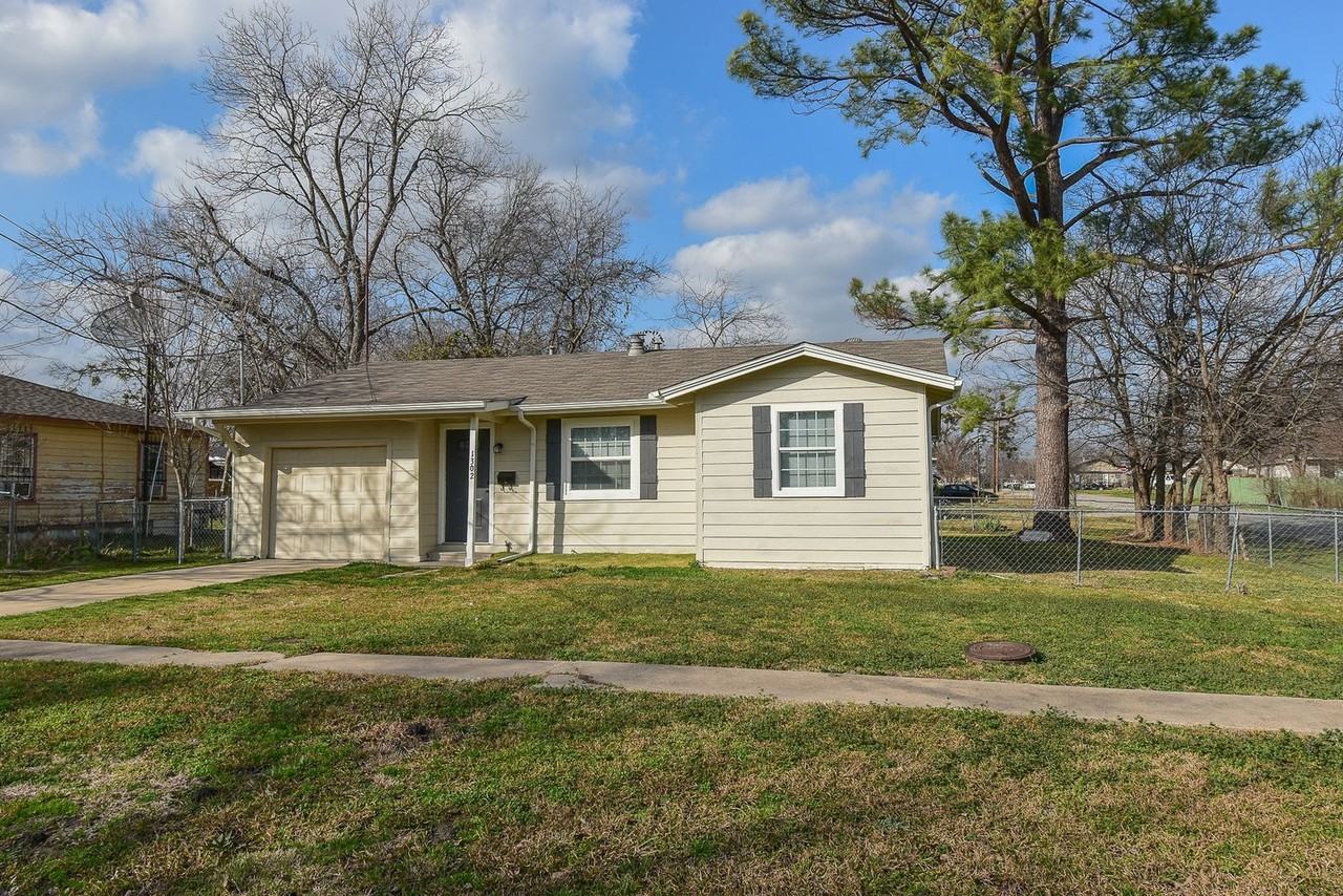 1302 Stanford St - Photo 2 of 25