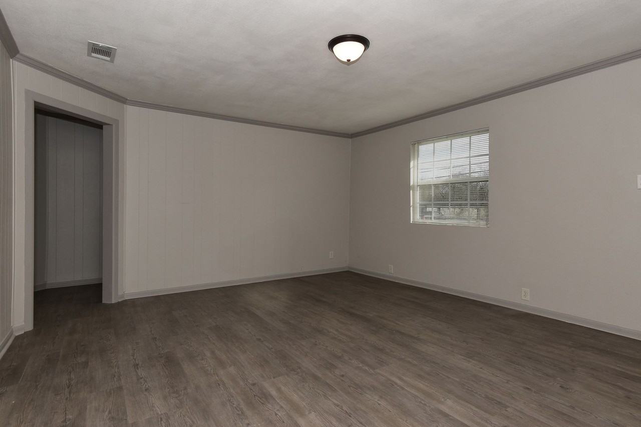 1302 Stanford St - Photo 3 of 25