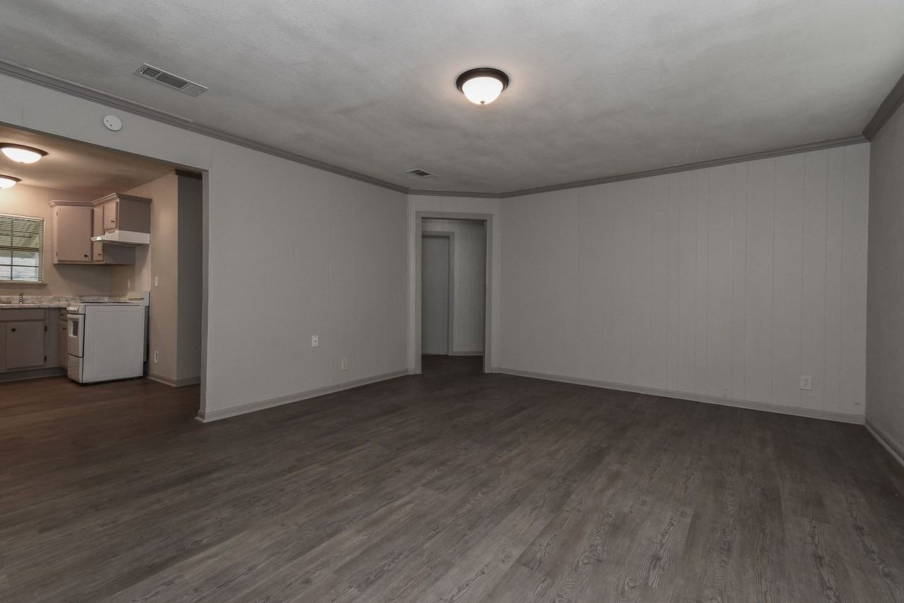 1302 Stanford St - Photo 6 of 25