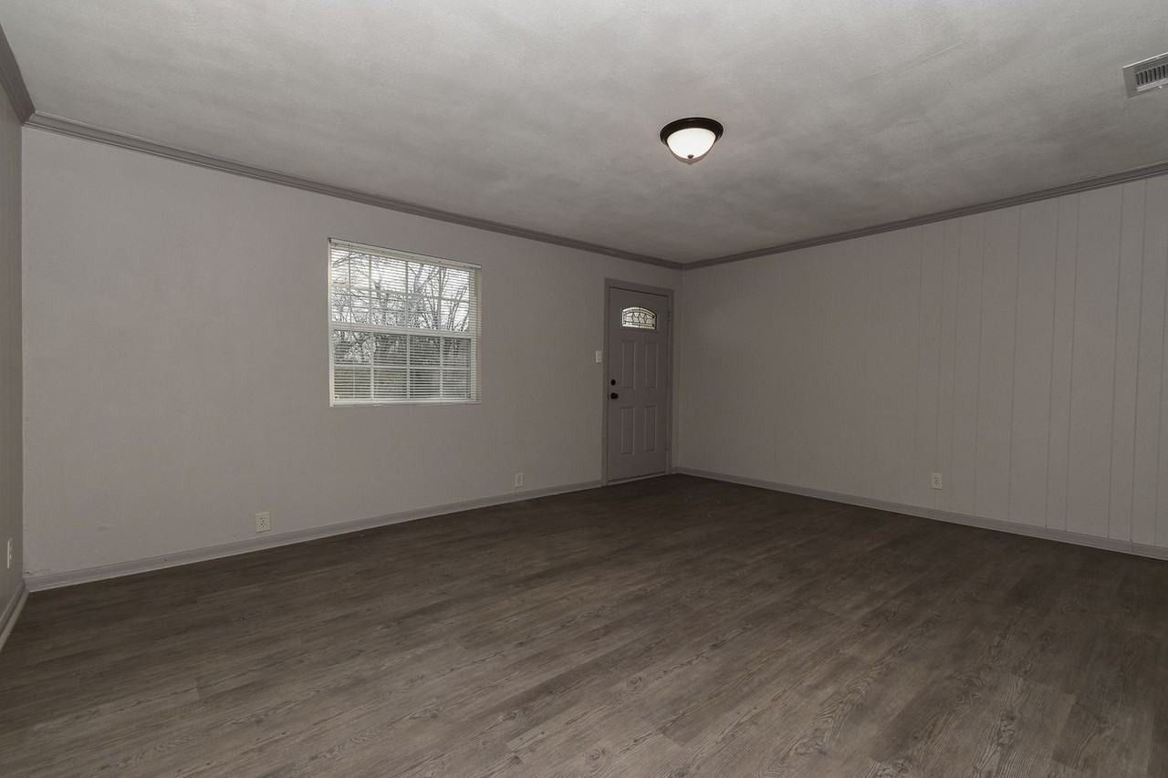 1302 Stanford St - Photo 7 of 25