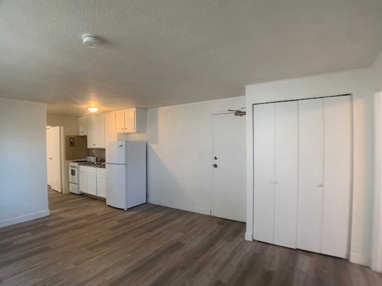 405 Fairview Ave N - Photo 4 of 17